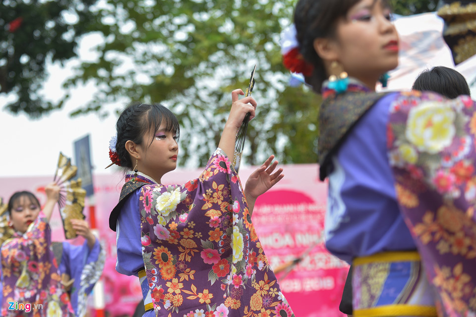 Lễ hội hoa anh đào bên hồ Gươm đông nghẹt du khách